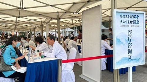 市民親手體驗制作香囊，醫院十年如一日提供大型中醫咨詢服務